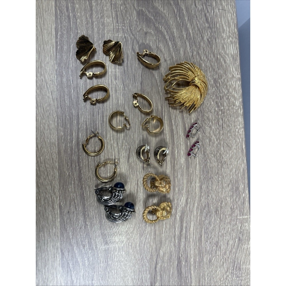 VINTAGE LOT OF 20 PAIRS OF CLIP EARRINGS, 1 TRIFARI,1 NAPIER